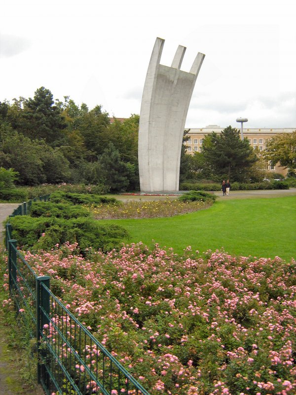 Luftbrckendenkmal Berlin-Tempelhof im Herbst 2007