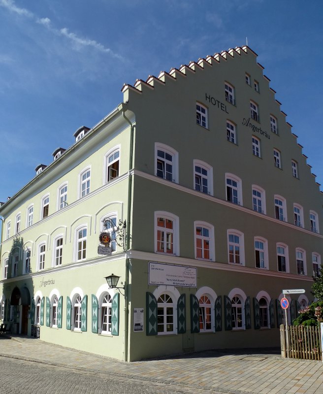 Murnau, Hotel "Angerbr?u" von 1850 mit m?chtigen Stufengiebeln, Aug -  Staedte-fotos.de