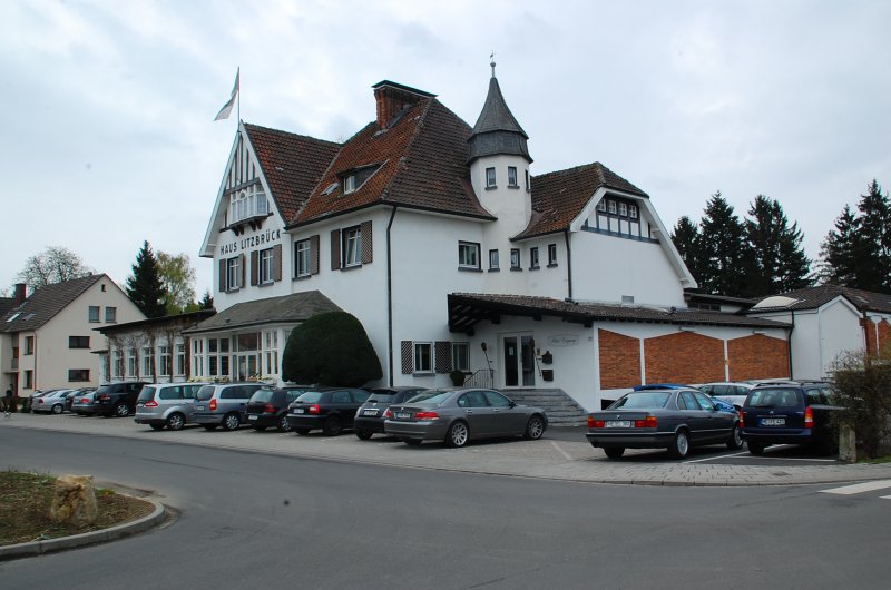 Nahe Des Haltepunkt Angermund Steht Dass Hotel Haus Litzbruck