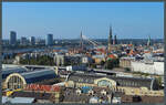 Blick von der Akademie der Wissenschaften ber den Zentralmarkt auf die Altstadt von Riga mit dem Dom und der Petrikirche.