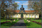 Die Orangerie ist der letzte erhaltene Teil des Schlosses Meuselwitz, das im zweiten Weltkrieg beschdigt und nach dem Krieg abgerissen wurde.