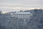 Schlo Filseck winterlich angehaucht oberhalb von Uhingen von der gegenber liegenden Talseite aufgenommen 03.01.2017