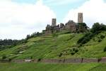 Blick auf die Burg Thurant oberhalb des Ortes Alken / Mosel im Juni 2024.