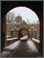 Blick durch das Schlosstor auf das Schloss Mansfeld.