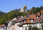 Waldkirch, Blick vom Marktplatz zur hochgelegenen Ruine der Kastelburg, Okt.2018