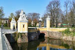 Eingang zum Schlo Augustusburg in Brhl (Brcke ber den Weiweiher) aus Richtung Bahnhof - 28.03.2020          