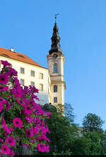 Ragt ber andere Bauten empor: der Turm des Schlosses von Děčn (CZ).