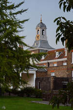 Blick  ber den Gartenzaun  auf den Turm am westlichen Eingang zum Kensington-Palast.