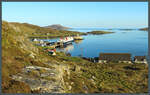 Blick auf das Dorf Castlebay auf Barra: Die F�hre aus Oban �bernachtet am Anleger.