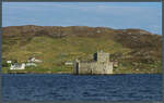 Die auf einer kleinen Insel gelegene Kisimul Castle gibt dem Ort Castlebay auf Barra seinen Namen.