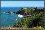Blick entlang der Steilk�ste zur Burgruine Dunnottar Castle bei Stonehaven.
