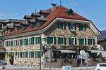 Gasthof Post in Strass am Ziller, aufgenommen aus dem Zug der Zillertalbahn.