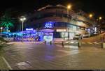 Langzeitbelichtung von der Blue Bar in Lloret de Mar nahe des Strandes am Mittelmeer (Costa Brava).