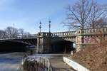 Hamburg am 14.2.2021: Blick auf die Schwanenwikbrcke vom Eilbekkanal mit dem Fugngertunnel zur Alster /