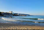 Schwarzes Meer und Hotel-Blocks am abendlichen Goldstrand / Златни пясъци (BG).