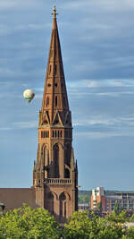 Der Turm der in den Jahren 1868 bis 1872 St.-Marien-Kirche, welche heute als Foyer des Anneliese Brost Musikforums Ruhr dient.