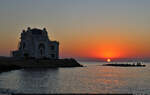 Neben dem restaurierten Casino (Cazinoul din Constanța) in Constanța (RO) geht die Sonne auf.