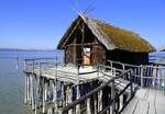 Unteruhldingen am Bodensee, Pfahlbauten-Freilichtmuseum, zeigt Nachbauten aus der Stein-und Bronzezeit, April 2025