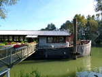 Neuburg am Rhein, die  Lautermuschel , ein fest vertuter alter Lastkahn an der Lautermndung, beherbergt ein Restaurant und ein kleines Schiffahrtsmuseum, Sept.2017