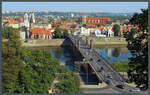 Die Vytautas-Magnus-Brcke verbindet den Stadtteil  Aleksotas mit der Altstadt von Kaunas, die zwischen den Flssen Neris und Memel liegt.