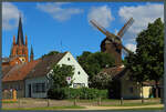 Die Heilig-Geist-Kirche und die Bockwindmhle prgen die Siluette der Havelinsel mit der Altstadt von Werder.