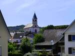 Kichlinsbergen im Kaiserstuhl, Blick zur Kirche, hoch ber dem Winzerdorf, Aug.2024