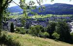 Elzach im Elztal/mittlerer Schwarzwald, Blick auf den Ort mit der Pfarrkirche St.Nikolaus, Juli 2022