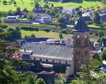 Elzach, Teleblick von der hochgelegenen Neunlindenkapelle auf die Pfarrkirche St.Nikolaus, Juli 2022