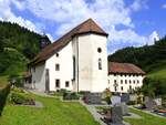 Wittichen, Blick auf die ehemalige Klosterkirche und den Langen Bau, im Vordergrund der Friedhof, Juli 2025 