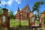 Der Zugang zu Kirche und Friedhof in Linstow.