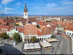 Ausblick vom Ratsturm auf den von Restaurants gesumten Piața Mică und den Fnfknopfturm der evangelischen Stadtpfarrkirche in Sibiu (RO).