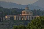 Die Wallfahrtskirche Madonna di Lourdes die auf dem H�gel San Leonardo in Verona steht.
