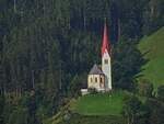 Kirche St Pankraz in Fgen im Zillertal, erbaut zwischen 1494 – 1497, aufgenommen aus der Zillertalbahn.