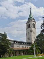 Der Glockenturm mit einem Teil der Arkaden und der Totenleuchte, aufgenommen im Stadtpark von Schwaz.