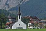 Die Kirche von Pertisau, erbaut zwischen 1966 und 1968, aufgenommen beim Schiffsausflug auf dem Achensee.