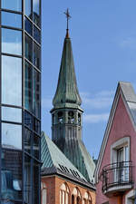 Der Turm des Kolberger Dom´s lugt zwischen alter und moderner Architektur hervor, so gesehen Anfang September 2024 in Kołobrzeg.