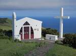 Kleine Kapelle auf dem Hausberg von Santa Cruz auf der Azoren-Insel Flores am 19.07.2024