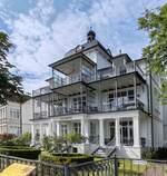 Villa Baltik an der Strandpromenade im Ostseebad Binz im Juni 2024