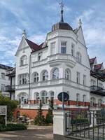 Villa Imperial an der Strandpromenade im Ostseebad Binz im Juni 2024