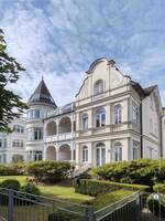 Villa Klnder an der Strandpromenade im Ostseebad Binz im Juni 2024