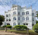 Ostseebad Binz - Villa Sirene an der Strandpromenade im Juni 2024