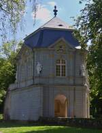 Blick aus nrdlicher Richtung auf den Rokoko Pavillon im Stadtpark von Echternach, erbaut 1765, und gehrte frher zur Abteianlage.