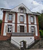 Diese Villa in der Bahnhofstasse in Vianden steht zum Verkauf.