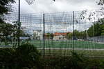 Hamburg am 4.10.2020: aus der Sicht eines  nichtzahlenden Zuschauers , Spielbetrieb auf dem Kunstrasen Sportplatz Beethovenstrae im Stadtteil Barmbek-Sd, hier ist der Sportverein S.V.