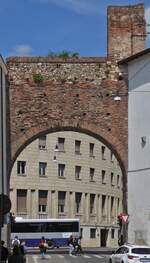 Bogen durch die Stadtmauer nahe der Piazza Citadella in Verona.