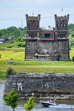 Im Bild der alte Br�ckenpfeiler der ersten Duisburg-Hochfelder Eisenbahnbr�cke, welcher augenscheinlich wieder als Wohnraum (?) genutzt wird.