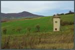 An einem Feldweg bei D�rnberg steht ein ehemaliger Transformatorenturm.