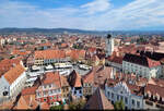 Die zweite eindrckliche Aussicht ber Sibiu (RO) hat der Tourist vom Turm der evangelischen Stadtpfarrkirche.