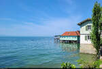 Das Aeschacher Bad ist ein Pfahlbau von 1911 und begrt Badegste am Bodensee-Ufer von Lindau-Aeschach.