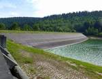 Nagoldtalsperre im Nordschwarzwald, Blick auf die betonierte Schrzendichtung des Schttdammes, 235m lang und 35m hoch, wurde 1965-70 fr den Hochwasserschutz erbaut, Aug.2017